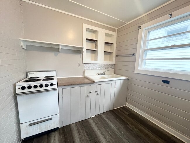 Building Photo - 804 Maple St