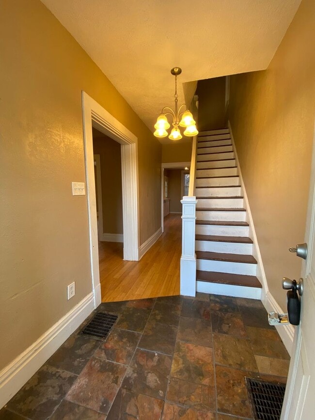 Foto del edificio - Now showing, Updated 3BR 2 Full Bath house...