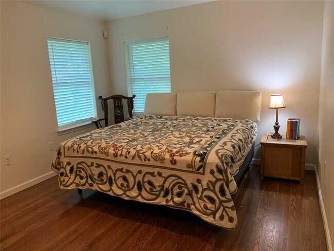 Foto del edificio - 1630 Crestdale Dr