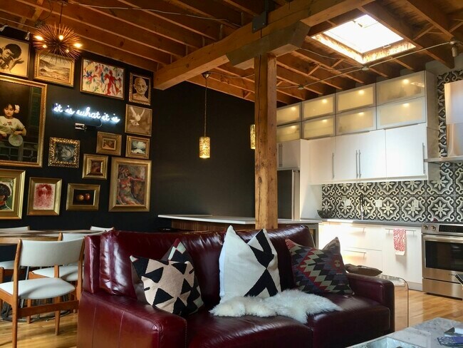 Living/Dining - 515 N Noble St