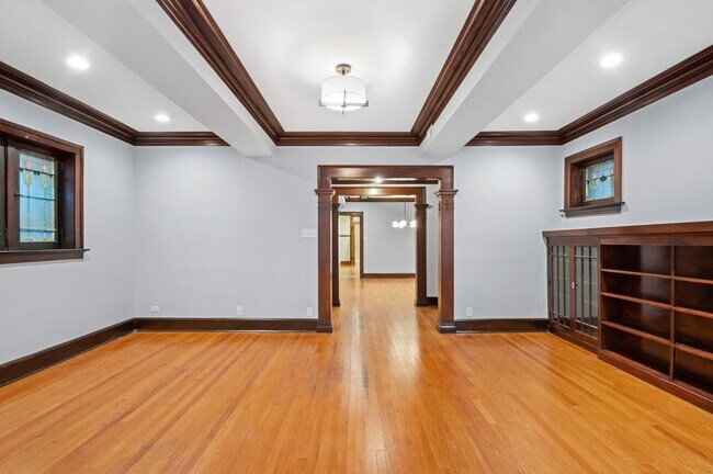 Building Photo - 1475 W Farragut Ave