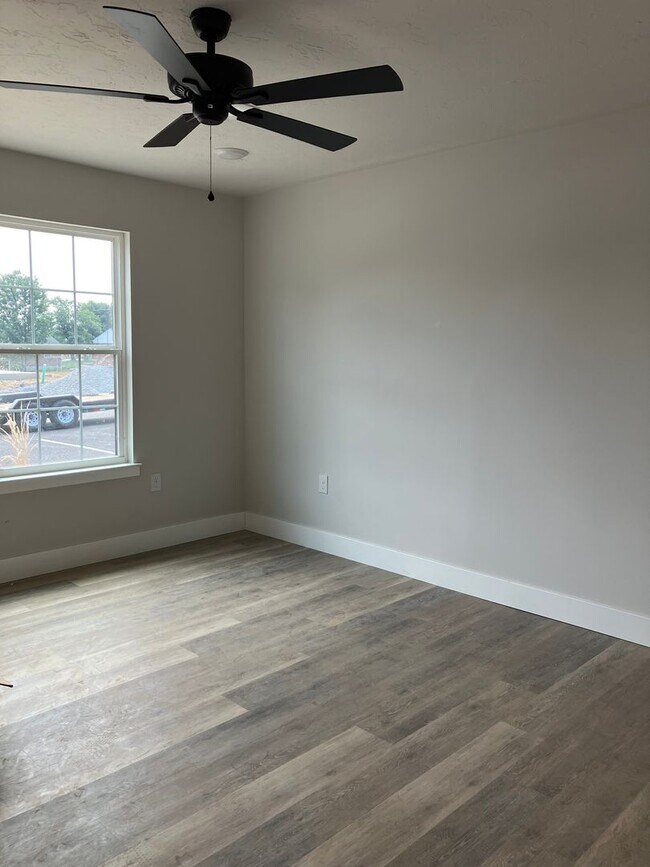Foto del edificio - NEW 3 bed/2.5 bath townhome rentals in SPRING GROVE SCHOOL DISTRICT - LEASING SPECIALS
