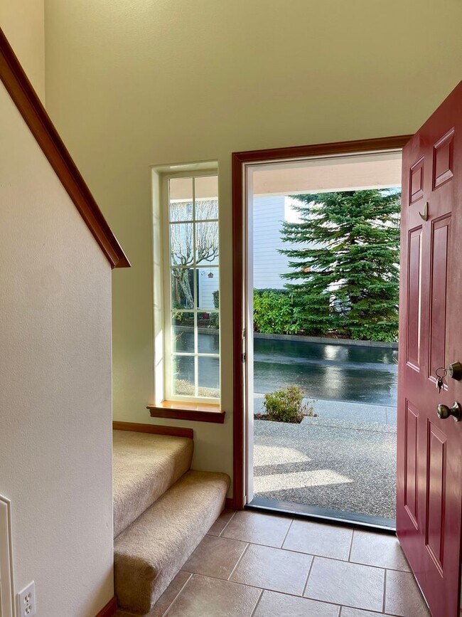 Building Photo - In town Kingston 3 bedroom 2.5 bath...available now