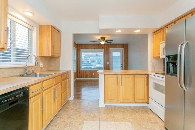 Building Photo - 2 Bedroom House for Rent
