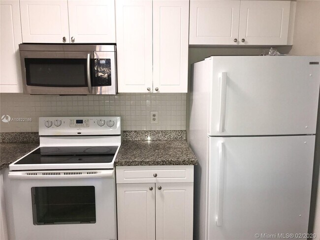 Foto del edificio - 18326 NW 68th Ave  D Hialeah Fl 33015