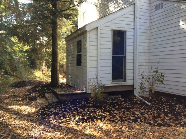 Outside entrance and mud room. - 37408 Hemingway Ave