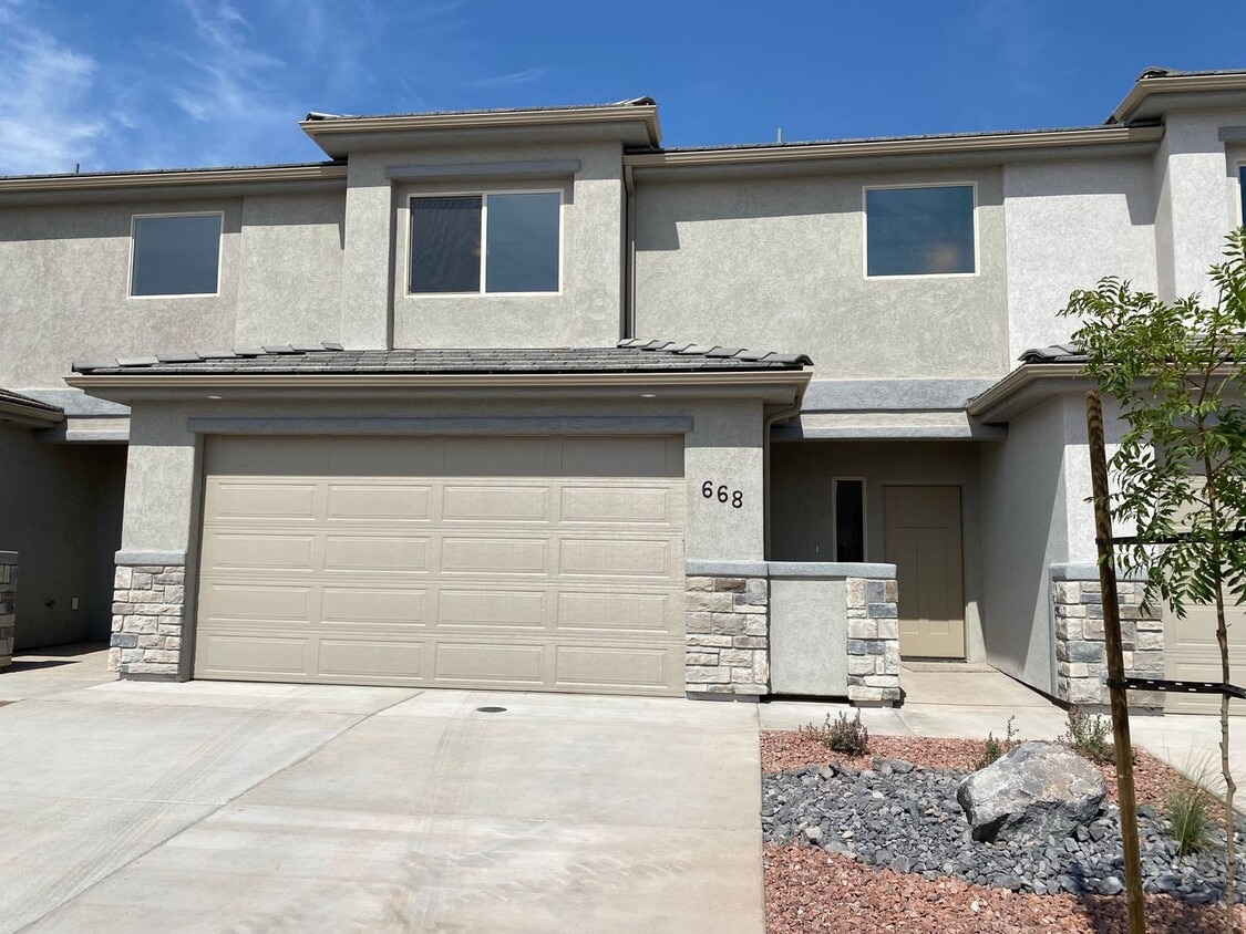Primary Photo - Newer- Red Mountain Vista Town Home,