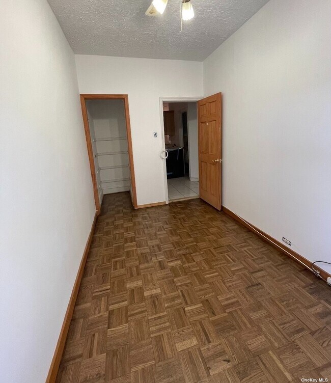 Foto del edificio - 70-10 68th Pl