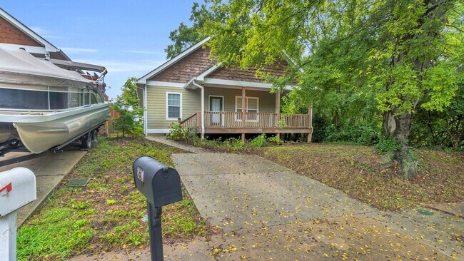 Foto del edificio - Nestled between Southside & St. Elmo - 3 beds, 2 baths, hardwood throughout, next to Harrison Joh...