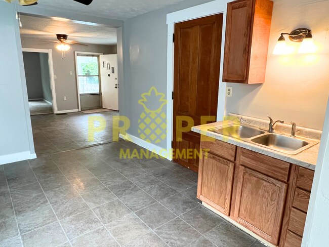 Building Photo - 2 bedroom 1 bathroom house for rent