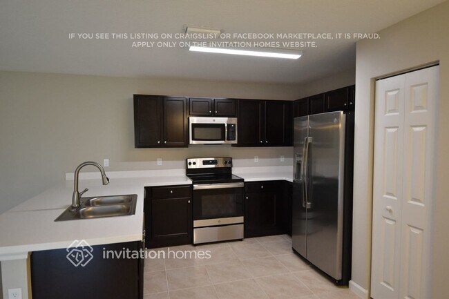 Building Photo - 371 SW Aero Cir