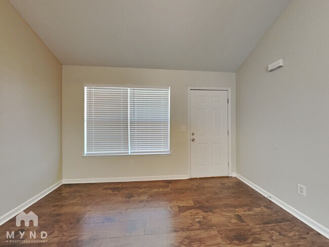 Building Photo - 207 Lake Forest Dr