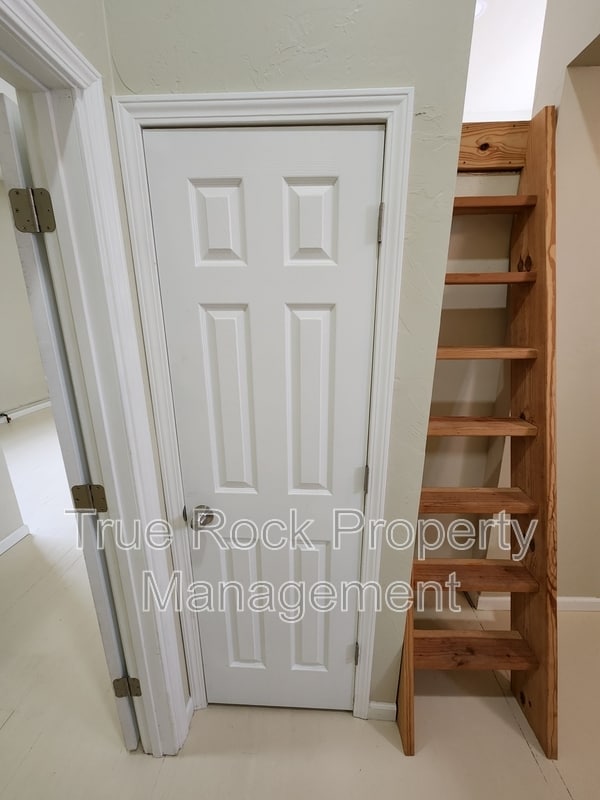 Building Photo - 208 E MAIN, Apt #3 (BILLS PAID- not including tv or wifi)