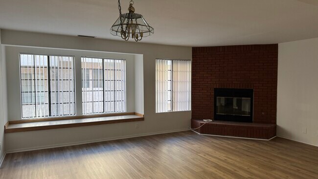 Foto del edificio - 2307 N Cahuenga Blvd