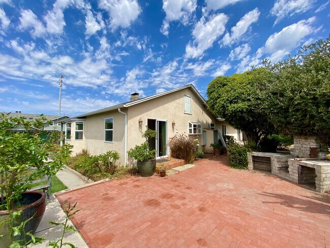 Foto del edificio - Hidden Gem 4 bed 2 bath home in Carpinteri...