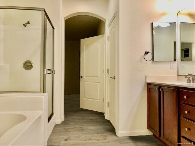 Foto del edificio - Northwest 2 story home with beautiful city...
