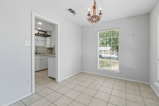 Building Photo - 10103 Woodland Village Dr