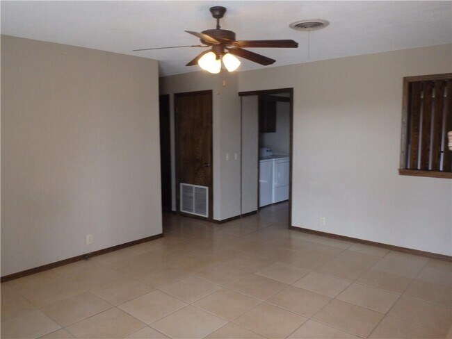 Foto del edificio - 1344 Meadow Ln