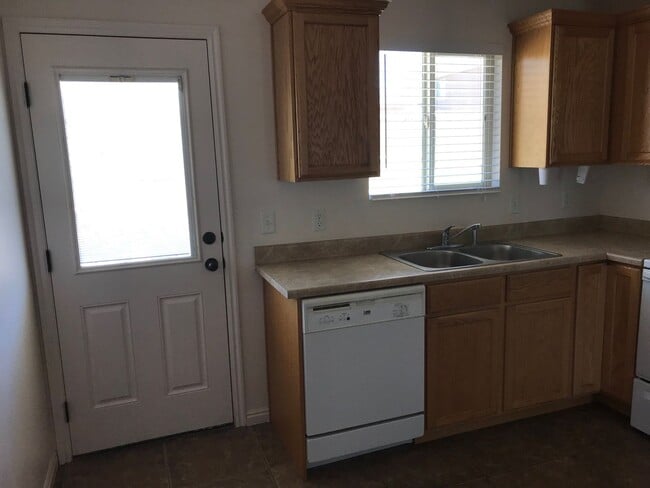 Building Photo - Cozy 2 bedroom Duplex Home
