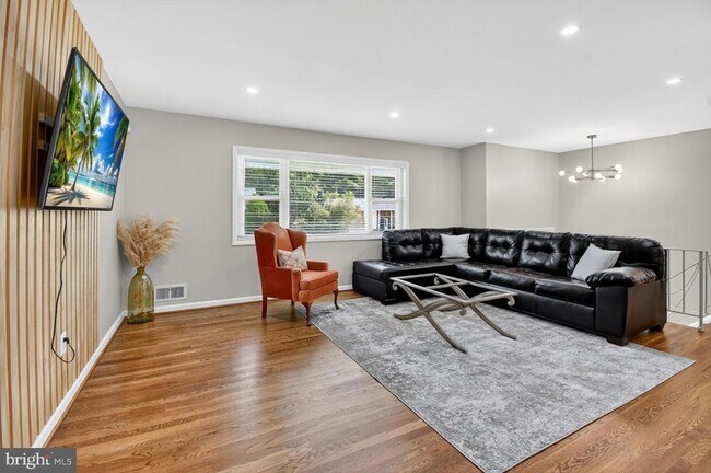 Foto del edificio - 6801 Trowbridge Pl