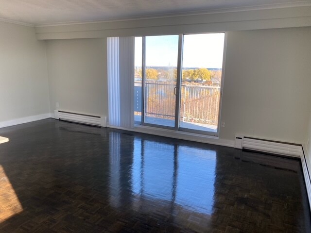 Photo du bâtiment - Waterfront 2 Bedroom Beautifully Renovated Unit