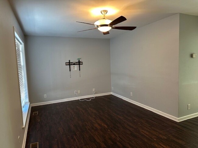 Building Photo - Welcome to this 3 bedroom, 1.5 bathroom to...