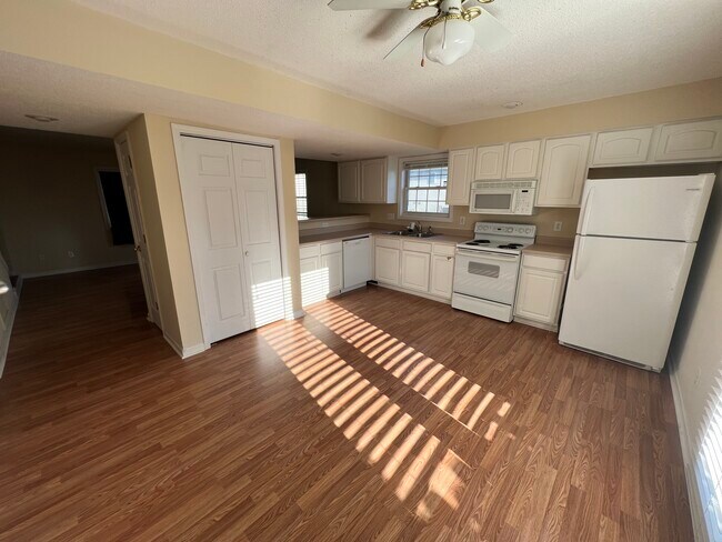 Building Photo - 3410 S Oaklawn Cir