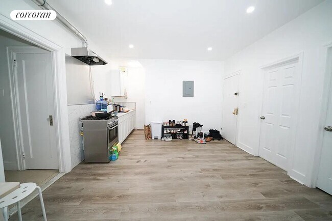 Foto del edificio - 32-63-63 47th St
