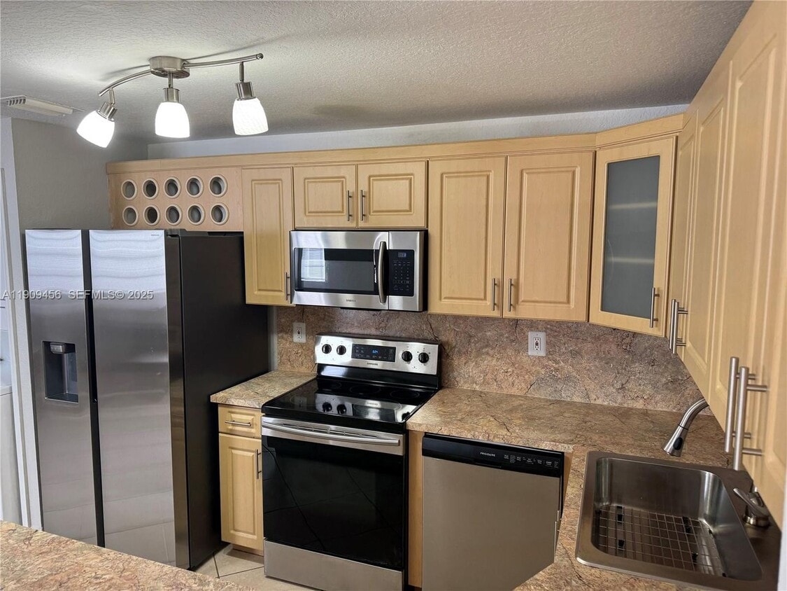 Photo - 7542 NW 175th Street 7542, Hialeah, FL 33015