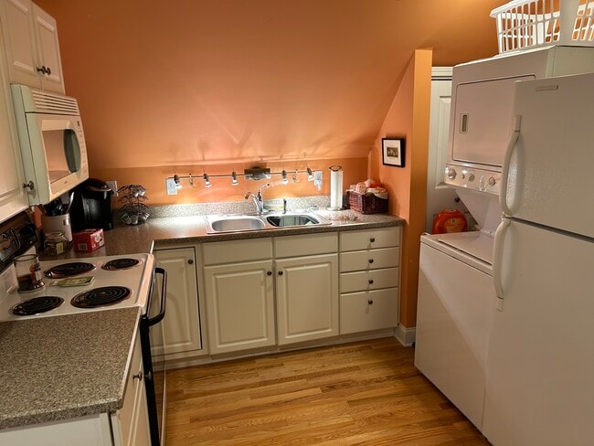 Kitchen - 56 Panorama Dr