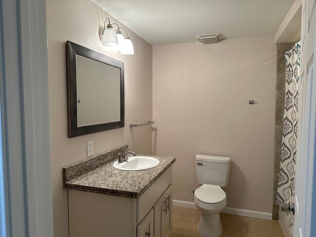 Foto del edificio - 631 Live Oak Dr