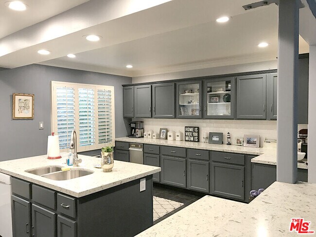 Foto del edificio - 8727 Shoreham Dr