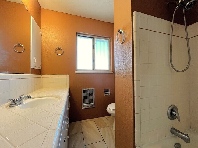 Foto del edificio - Alvarado Triplex