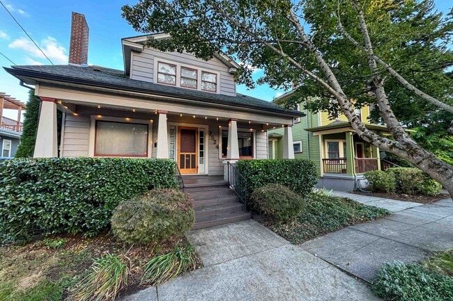 Building Photo - Craftsman 5 Bed/2 Bath Lincoln Park Neighb...