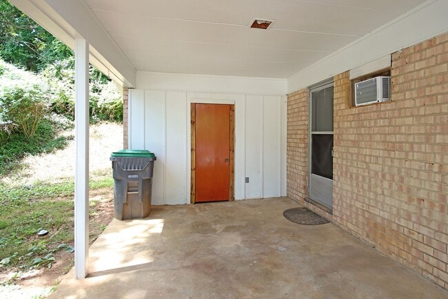 Building Photo - 2305 N Berkshire Rd