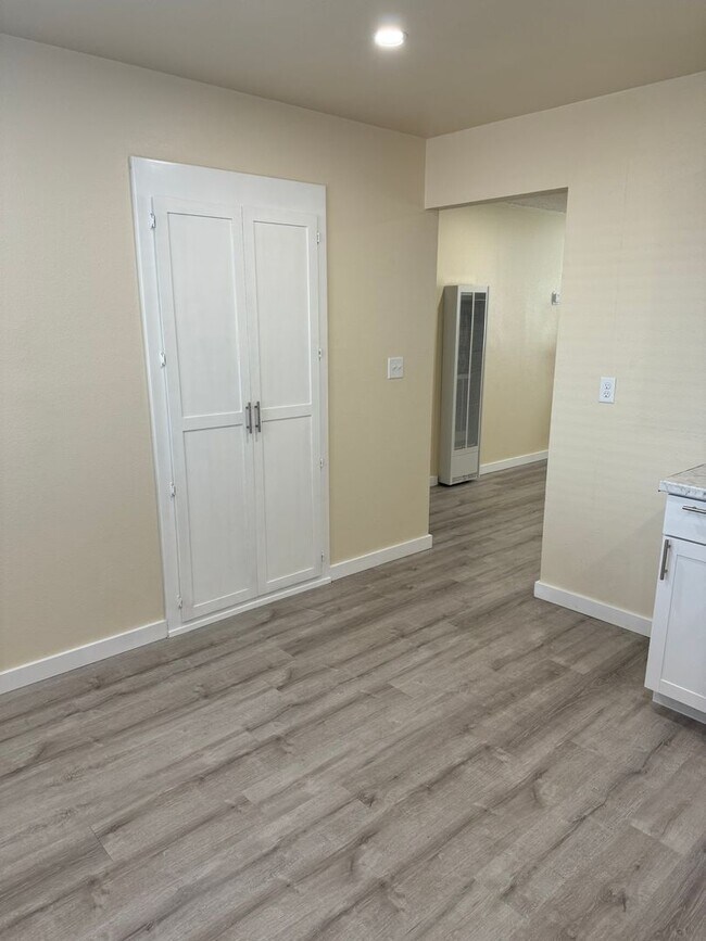Building Photo - MOVE IN READY 3 BED 1 BATH HALF PLEX IN AN...