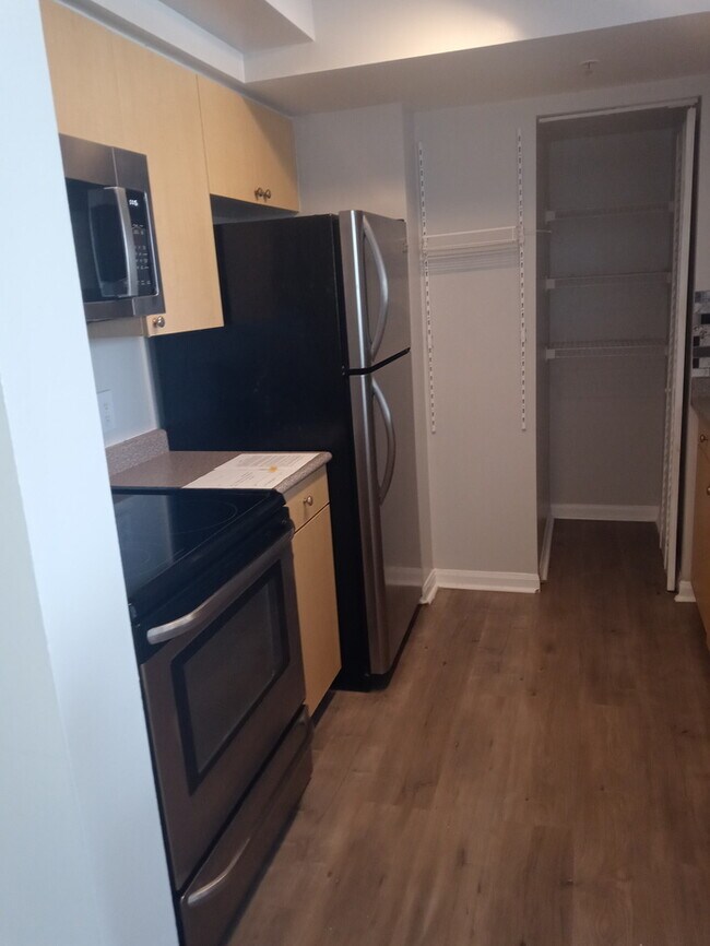 Building Photo - Hollywood Condo