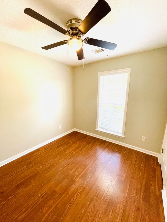 Building Photo - ** 3 Bed 2 Bath Located off Taylor road **...