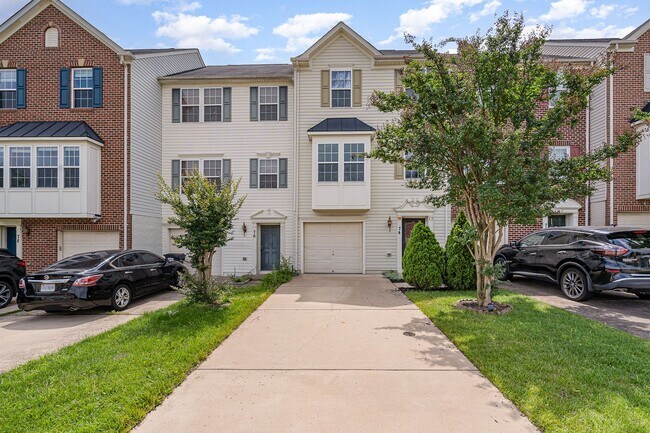 Foto del edificio - NORTH STAFFORD WELL MAINTAINED TOWNHOME FOR RENT