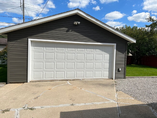 Building Photo - Charming 3-Bed Home - $1900/ month