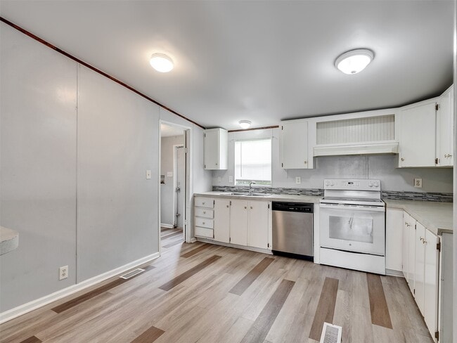 Building Photo - 25779 Almarie Dr