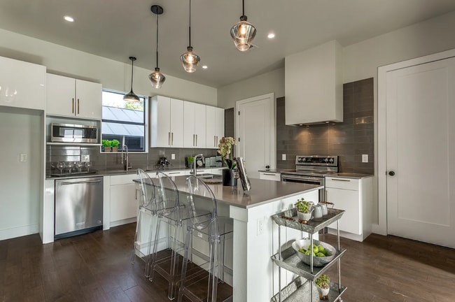 Building Photo - **MOVE - IN SPECIAL** MUST SEE! CHARMING 2...