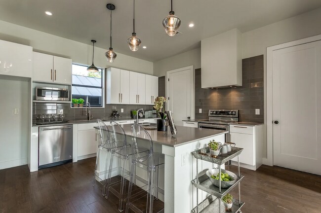Foto del edificio - **MOVE - IN SPECIAL** MUST SEE! CHARMING 2...
