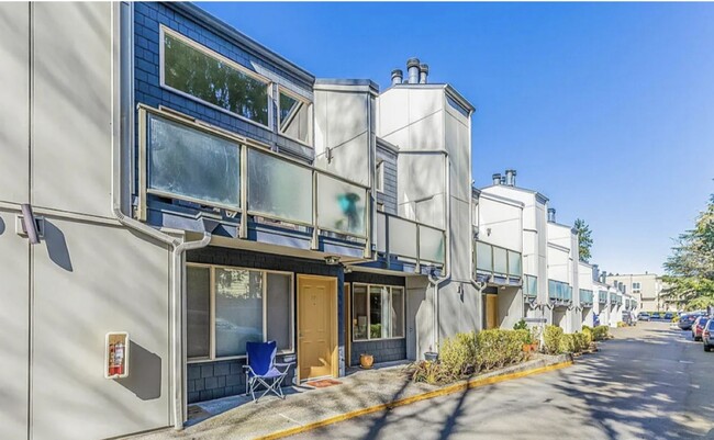 Building Photo - Stunning Sand Point Condo with Loft and Ba...