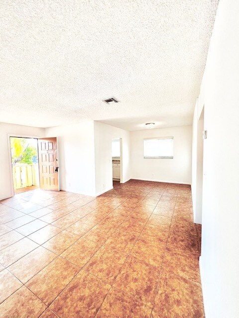 Foto principal - 1201 NW 15th Ct