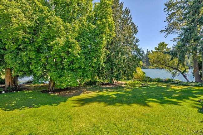 Building Photo - Echo Lake One Bedroom