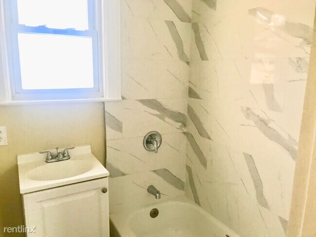 Building Photo - 3 br, 1 bath Townhome - 171 Isabella Ave