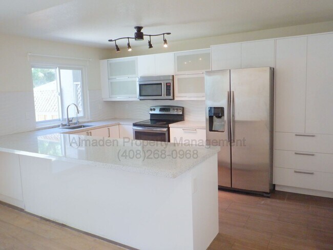 Building Photo - Remodeled Almaden Townhome in Great Locati...