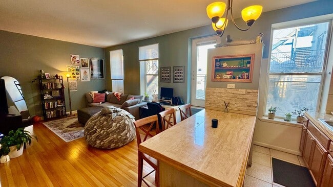 Photo - 1368 W Evergreen Ave Apartment