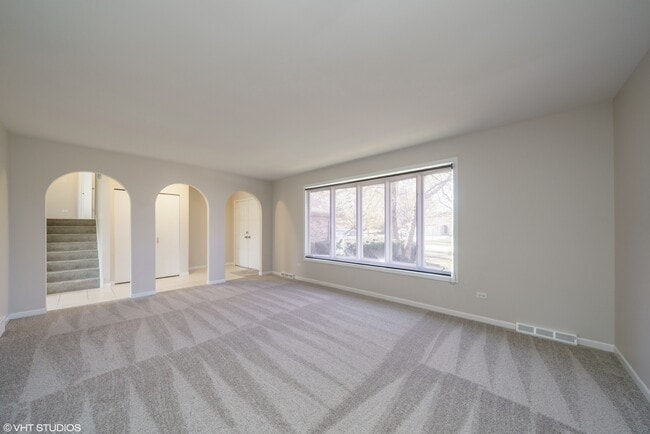 Building Photo - 16W700 Fern St